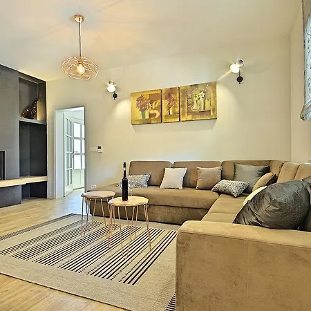 Tastefully Decorated Villa With Swimming Pool In Porec Villa *