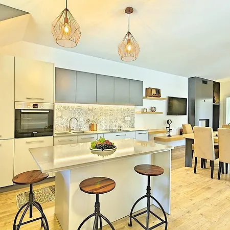 Villa Tastefully Decorated Villa With Swimming Pool In Porec *
