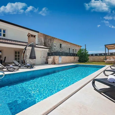 Villa Tastefully Decorated Villa With Swimming Pool In Porec Porec