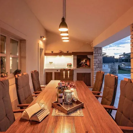 Villa Tastefully Decorated Villa With Swimming Pool In Porec Porec