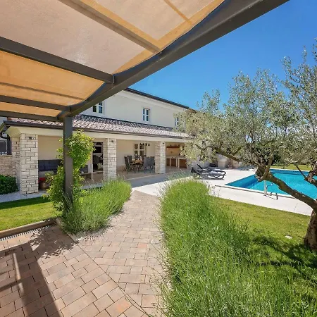 Villa Tastefully Decorated Villa With Swimming Pool In Porec Porec