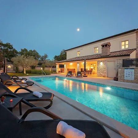 Villa Tastefully Decorated Villa With Swimming Pool In Porec Porec