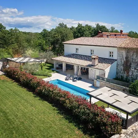 Tastefully Decorated Villa With Swimming Pool In Porec *