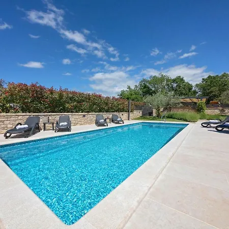 Villa Tastefully Decorated Villa With Swimming Pool In Porec Porec