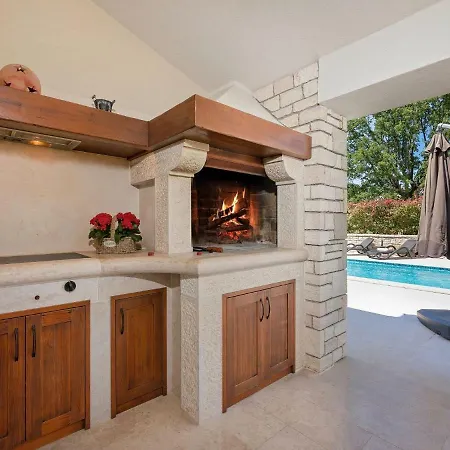 Villa Tastefully Decorated Villa With Swimming Pool In Porec