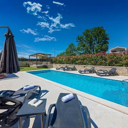 Tastefully Decorated Villa With Swimming Pool In Porec Villa *